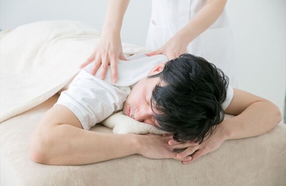 辛い肩こりをリラクゼーションで癒やします | 表参道にあるエステサロン・Shanti Beaute